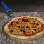 vassoio pizza tondo in alluminio con manico in polimero